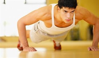 Ένας άνδρας εκτελεί γυμναστική με χρόνια προστατίτιδα