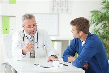 Ο ουρολόγος συμβουλεύεται ασθενή με χρόνια προστατίτιδα